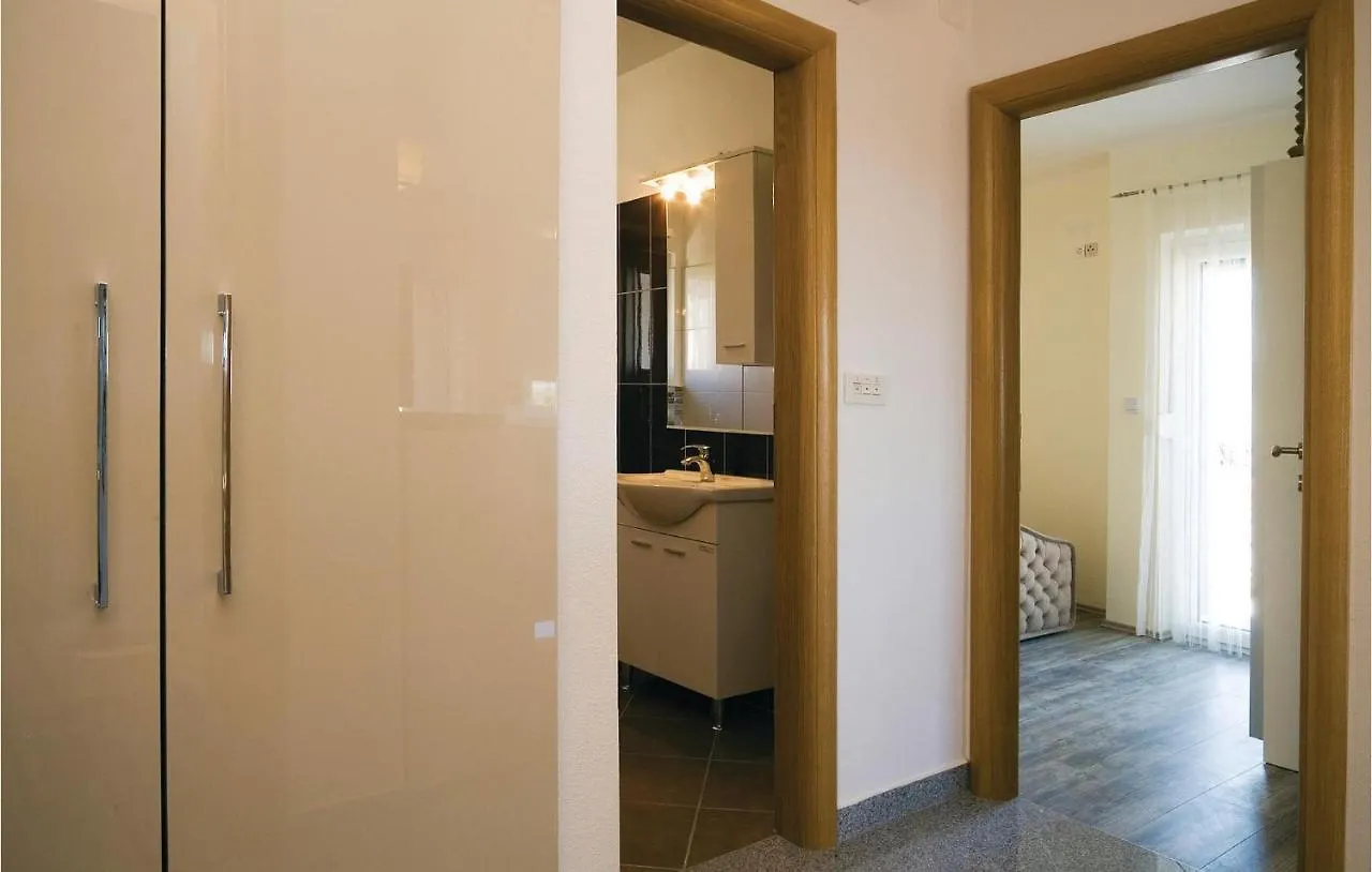 1 Bedroom Awesome Apartment In Bibinje 0*,